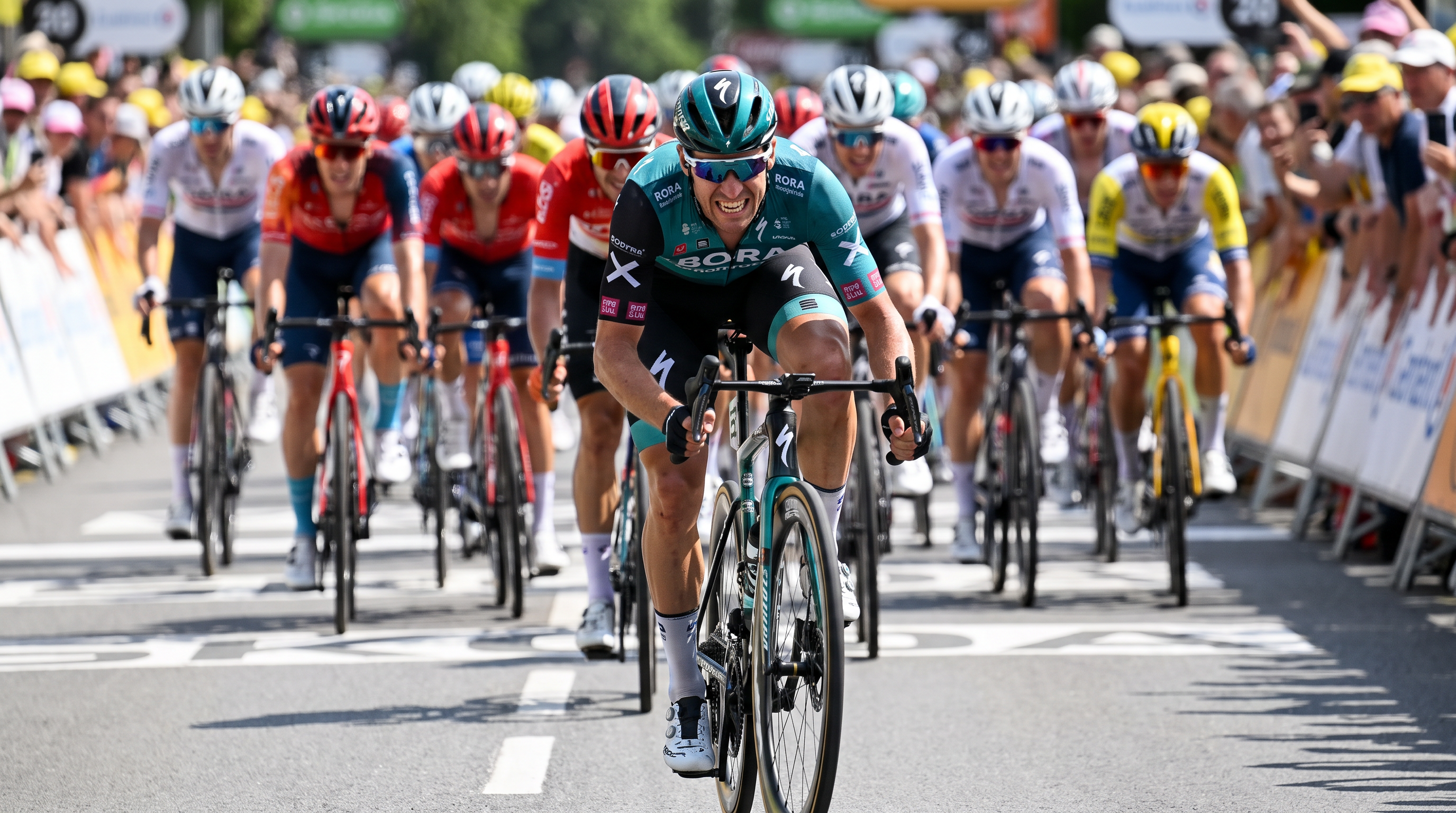 Stage 5 — Olav Kooij wins the bunch sprint in Pau