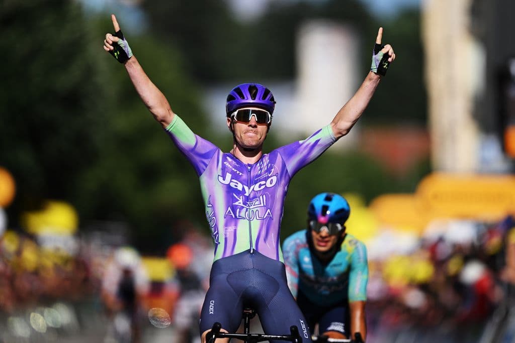 Stage 13 - Mauro Schmid outguns a 57-rider breakaway to take the longest day of the 2026 Tour